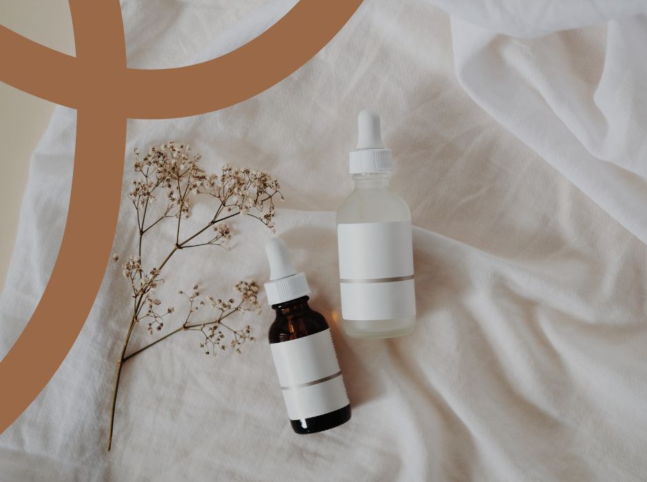 Lekka pielęgnacja skóry wiosną – serum do twarzy i naturalne kosmetyki na jasnym tle.