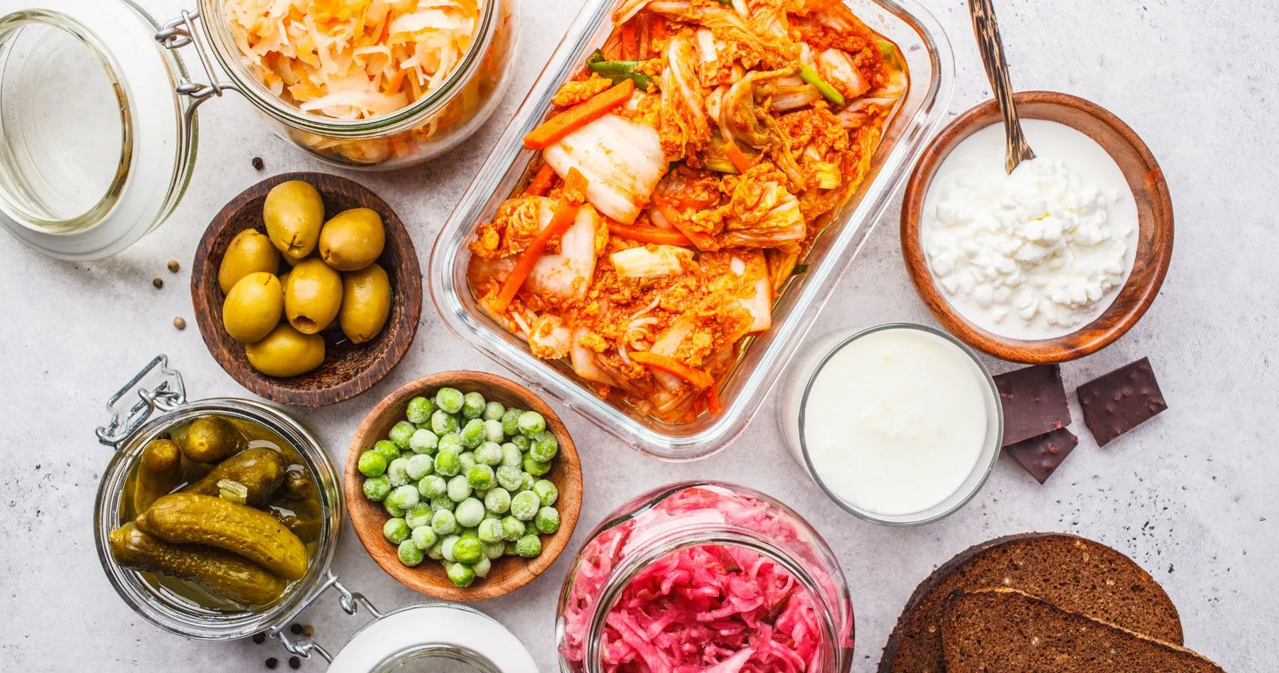 Produkty fermentowane wspierające walkę z Helicobacter pylori: kimchi, kiszona kapusta, ogórki kiszone, jogurt, twarożek.