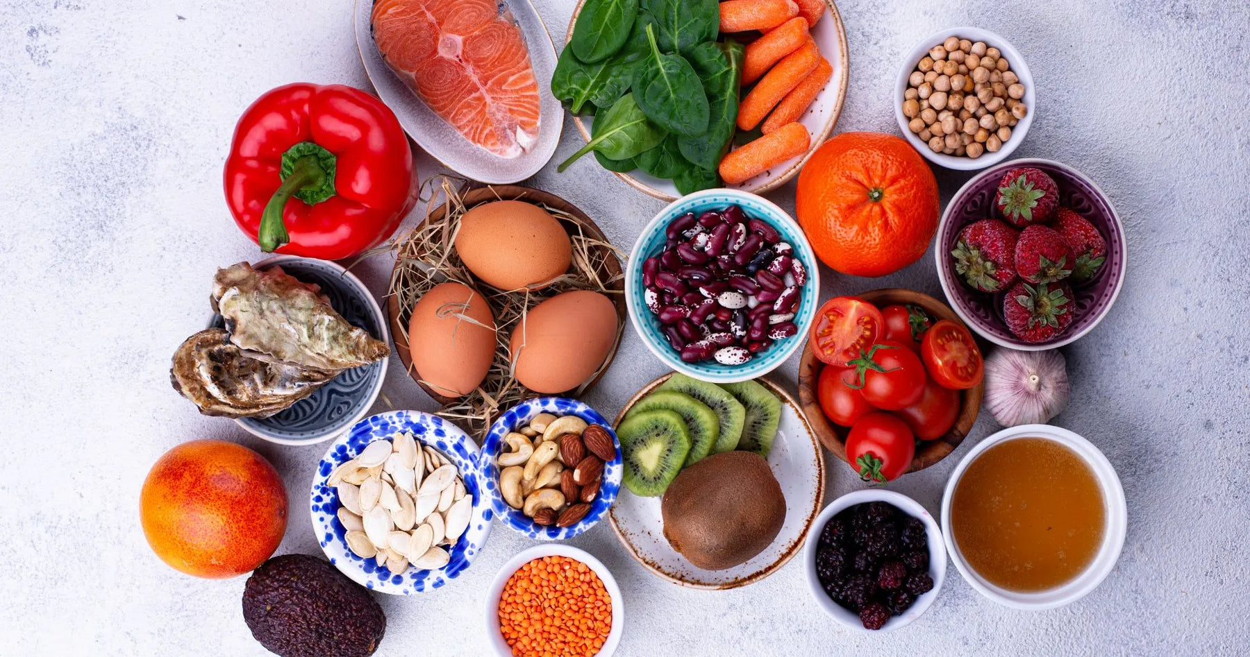 Produkty wspierające zdrowie stawów – warzywa, owoce, ryby, orzechy i nasiona.