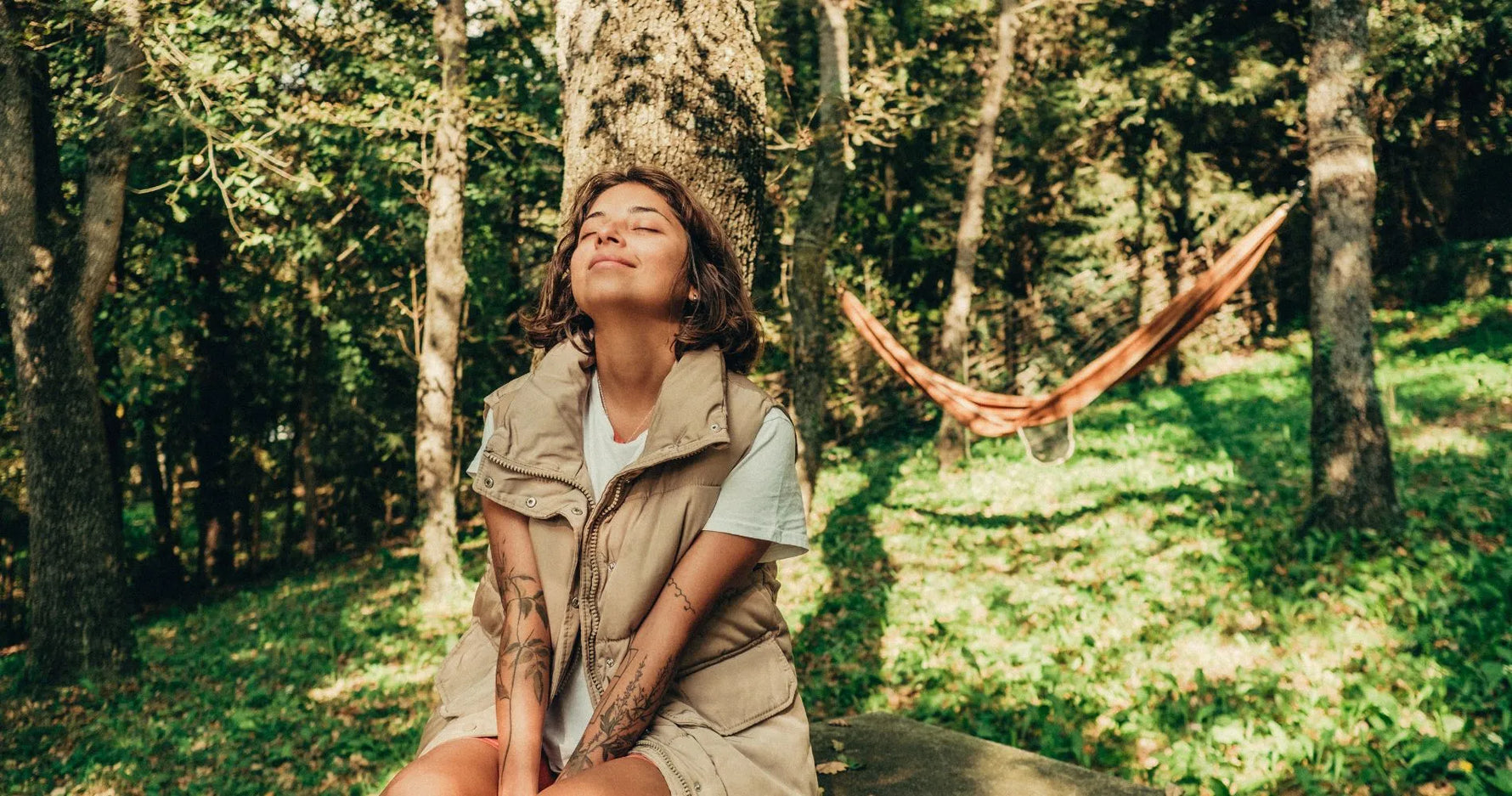 Kobieta relaksująca się w lesie – naturalne metody na obniżenie kortyzolu.