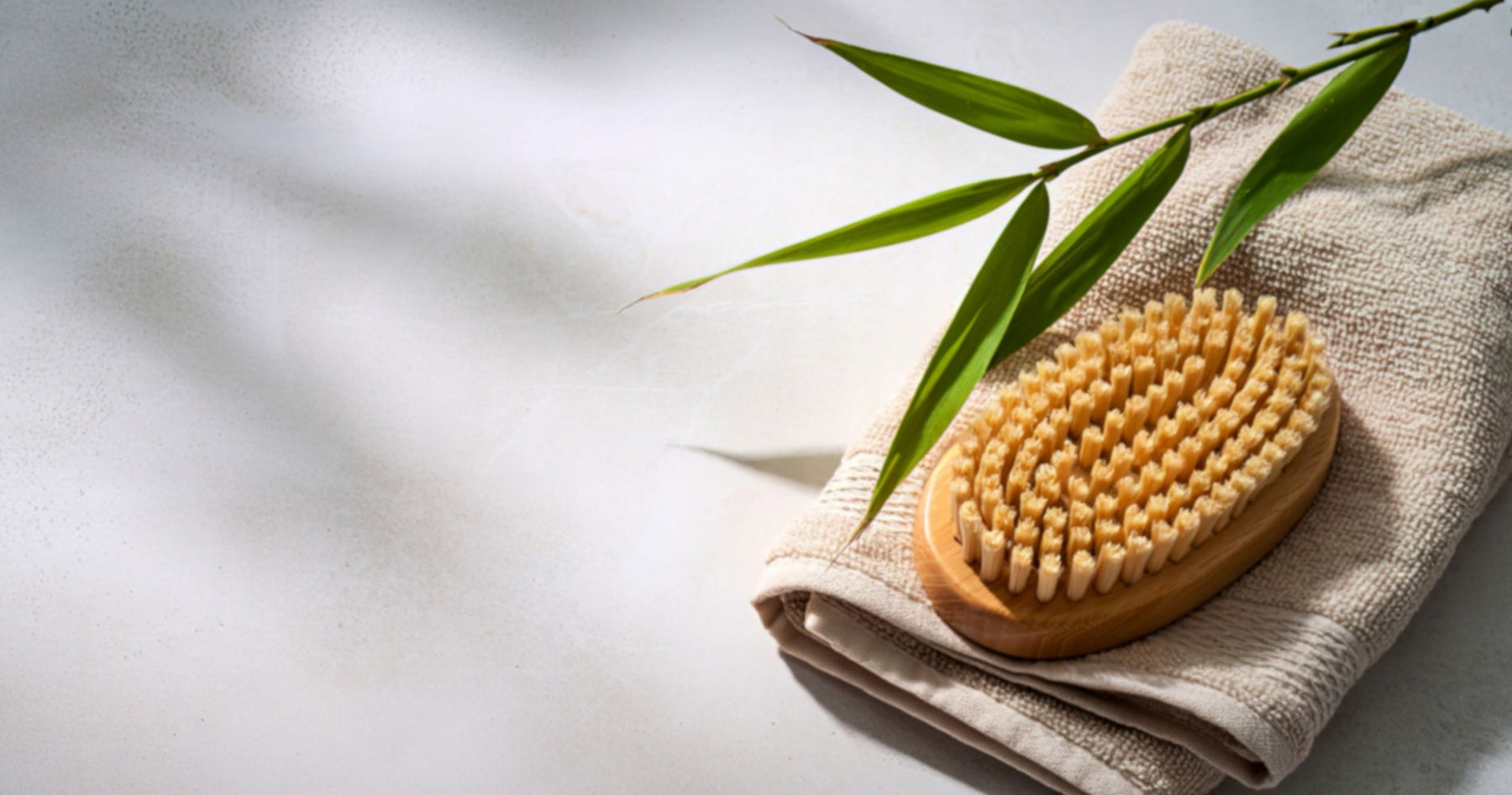 Szczotka do szczotkowania ciała na sucho wspierająca pielęgnację skóry i profilaktykę niedoskonałości.