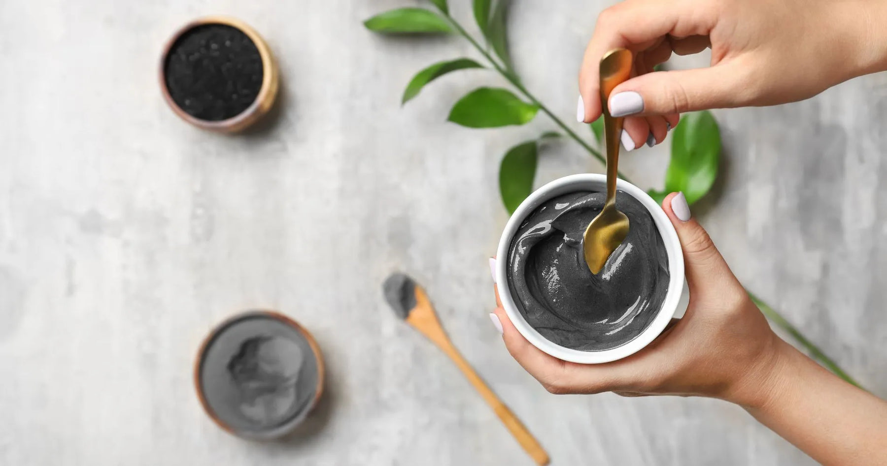 Maseczka z węglem aktywnym nakładana łyżeczką – zastosowanie w kosmetyce.