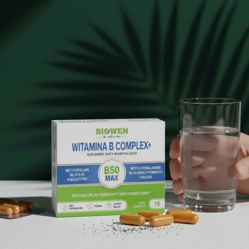 Suplement Witamina B Complex+ Biowen 15 kapsułek ustawiony obok kapsułek i szklanki wody w naturalnym świetle.