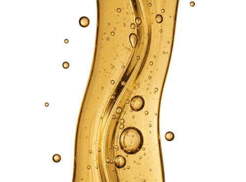 Złoty płyn z pęcherzykami powietrza symbolizujący olej Omega 3 Forte Biowen na białym tle.