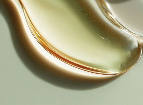 Zbliżenie kropli oleju roślinnego symbolizującej skład suplementu Omega 3 z alg Biowen.