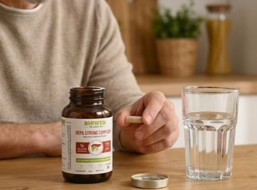 Słoik z suplementen Hepa Strong Biowen z zestawu dla taty obok szklanki z wodą