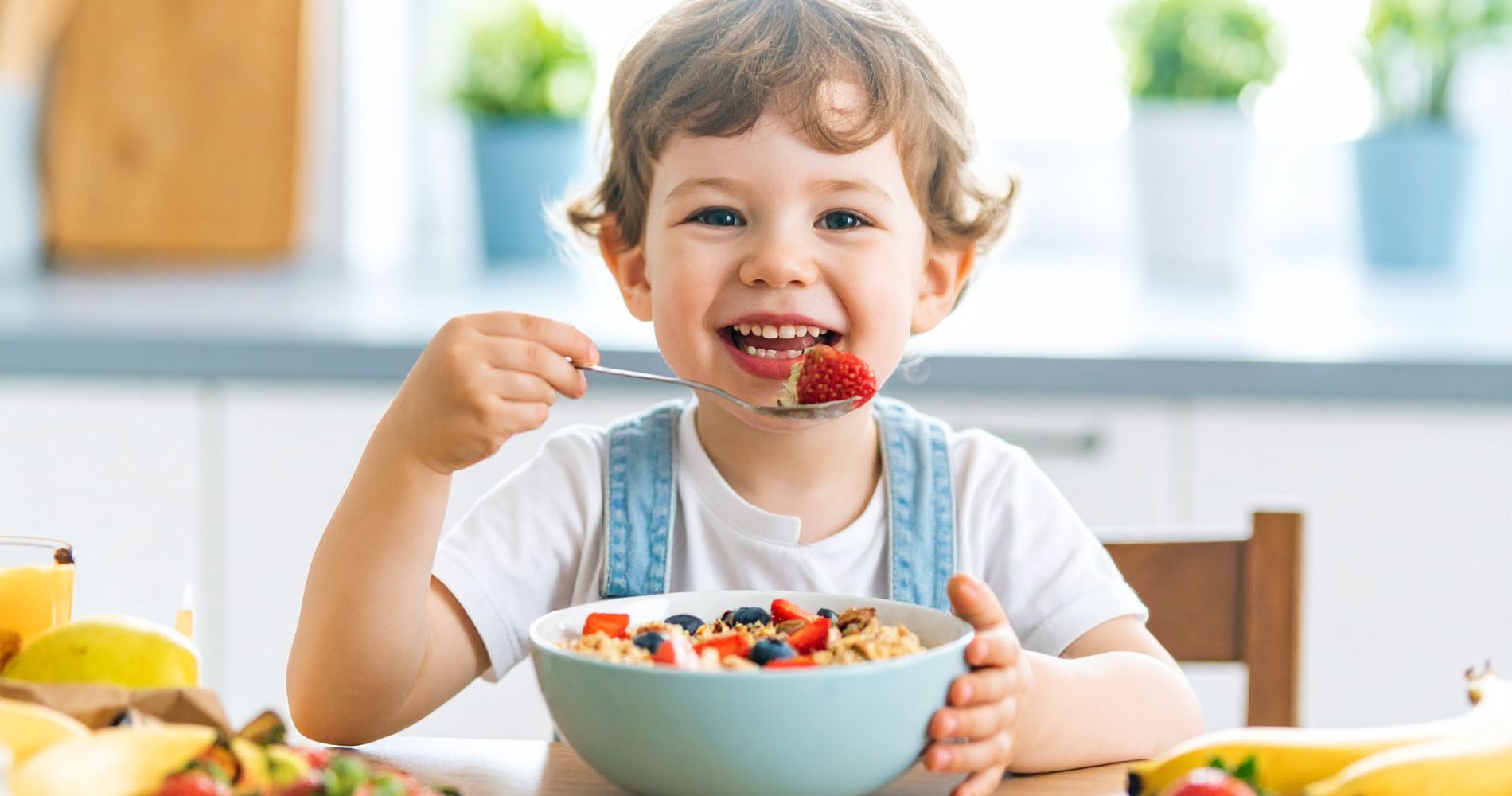 Dziecko podczas śniadania uczące się zdrowych nawyków żywieniowych.