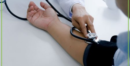 Masz skoki ciśnienia? Sprawdź, co je wywołuje i jak reagować - obrazek wyróżniający