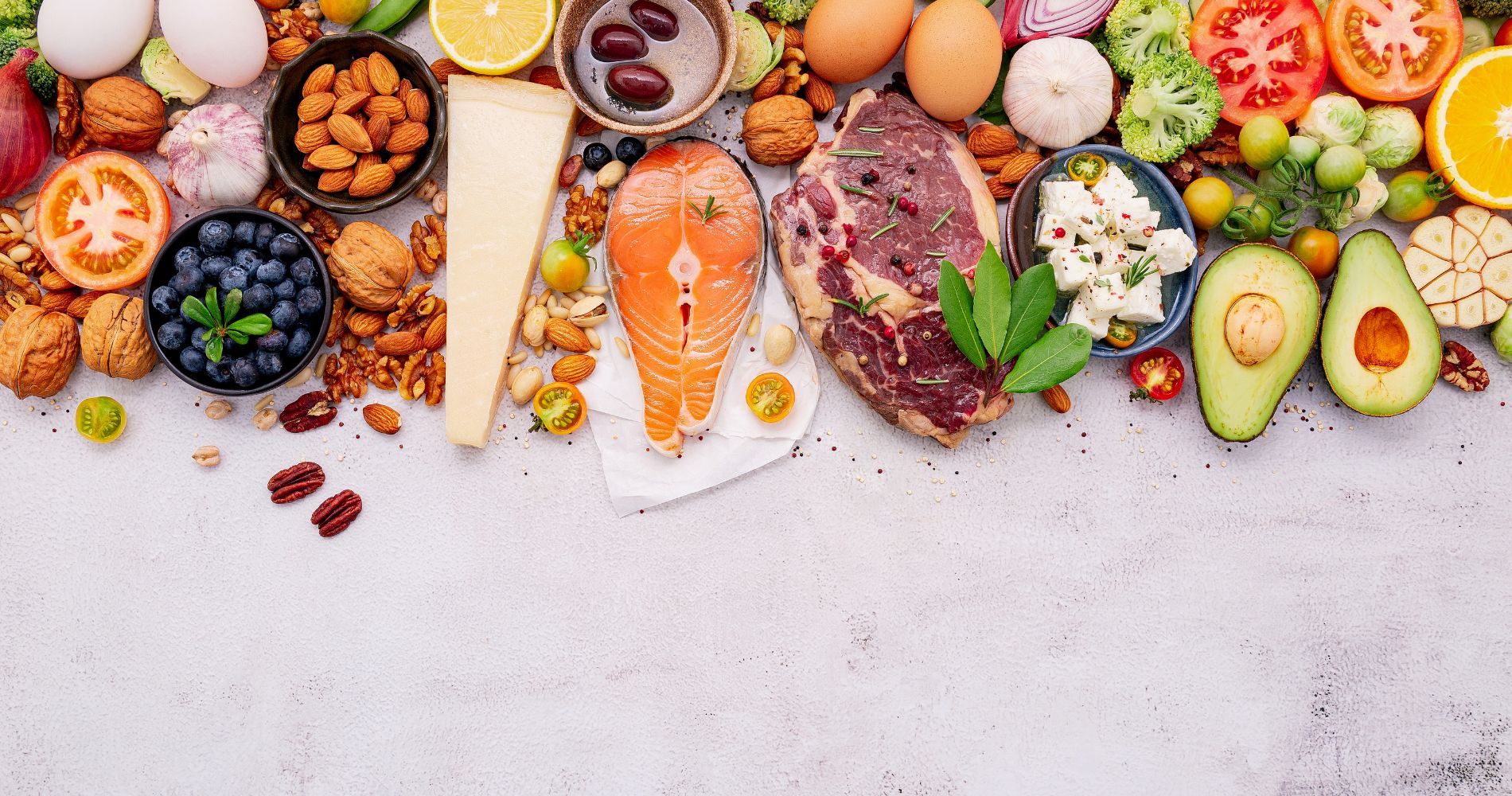 Zdrowe produkty zalecane w diecie niskowęglowodanowej – warzywa, ryby, mięso, orzechy, jaja i sery.
