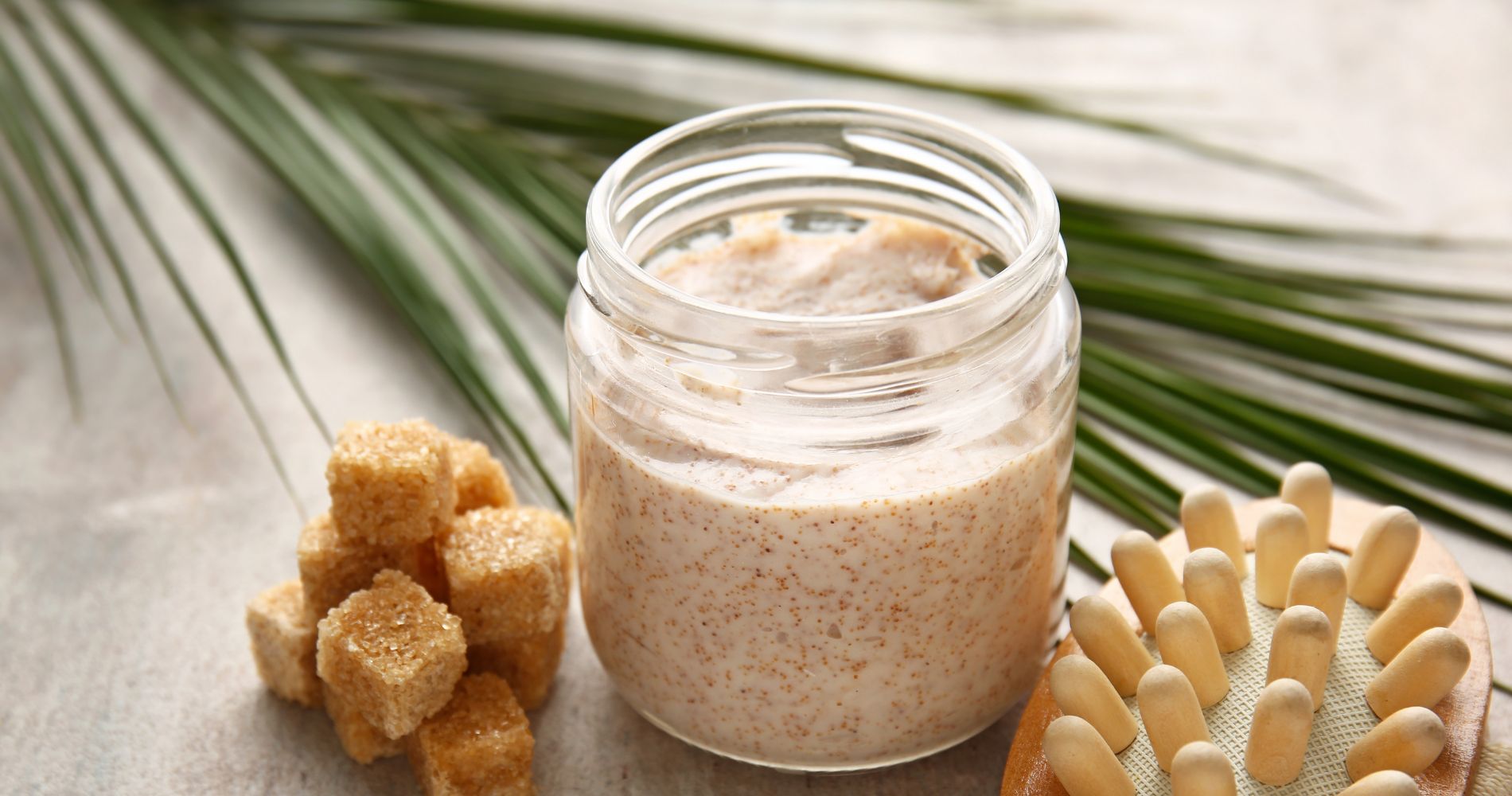 Domowy peeling cukrowy w słoiczku z naturalnych składników – sposób na gładką i zdrową skórę pośladków.